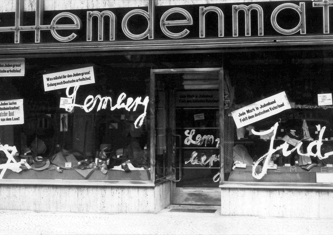 „Kristallnacht“, 1938 - Waisenhaus Pankow Schaufenster mit Schriftzügen gegen Juden und Deutschland, historische Aufnahme aus der Zeit des Nationalsozialismus.