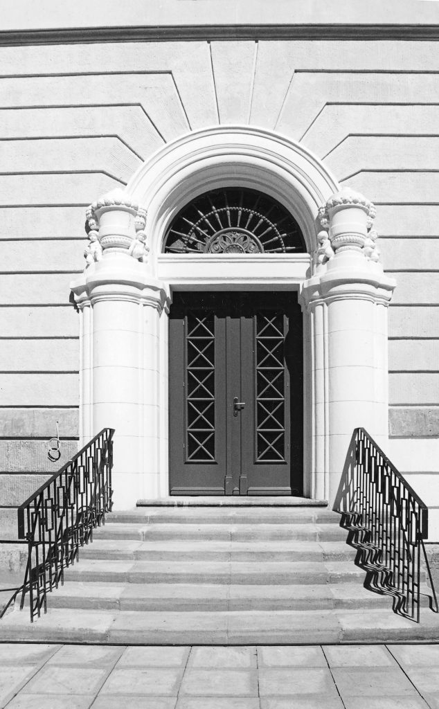 Portal des Jüdischen Waisenhauses - Waisenhaus Pankow Portal des Jüdischen Waisenhauses mit einer geschwungenen Tür und Treppe, umgeben von dekorativen Säulen.