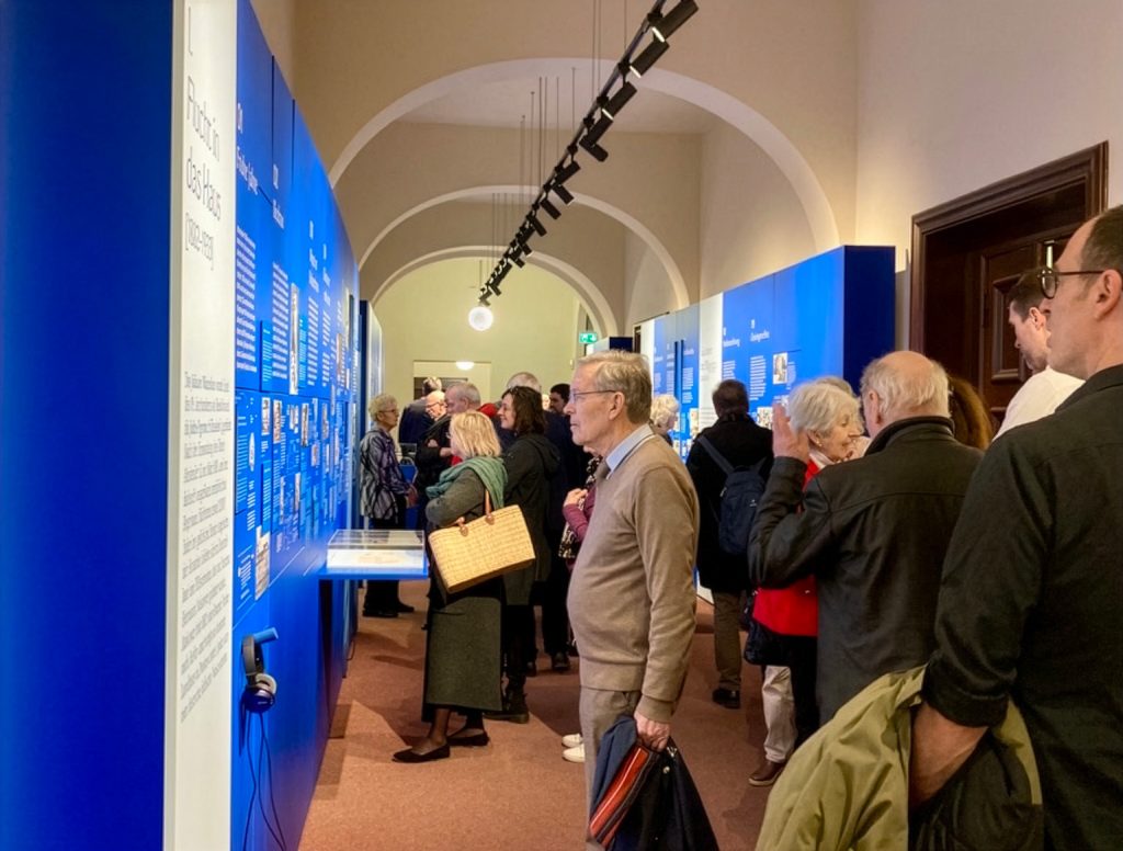 Besucher während der Eröffnung der Ausstellung 2025 - Waisenhaus Pankow